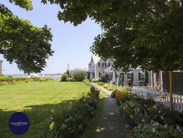 Cape Cod Home 995282