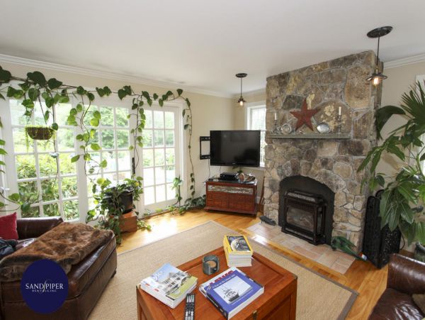 Cape Cod Home 995283