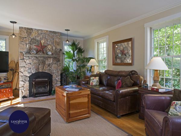 Cape Cod Home 995283