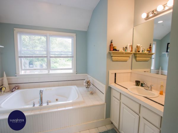 Cape Cod Home 995284