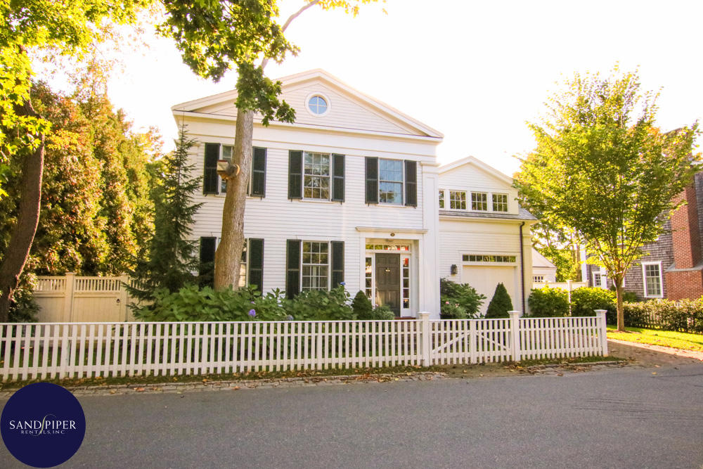 Cape Cod Home 995292