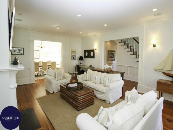 Cape Cod Home 995292