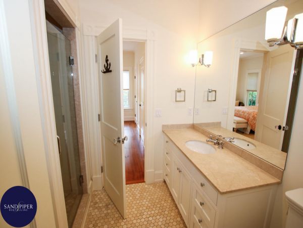 Cape Cod Home 995292