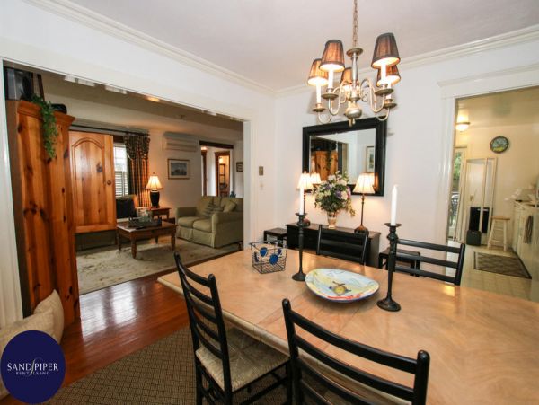 Cape Cod Home 995293