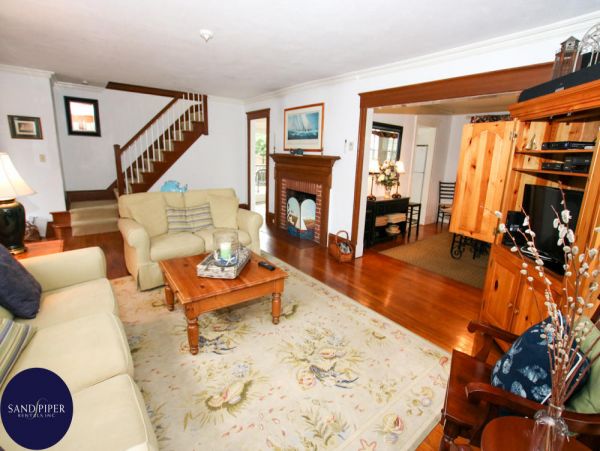 Cape Cod Home 995293