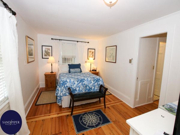 Cape Cod Home 995293