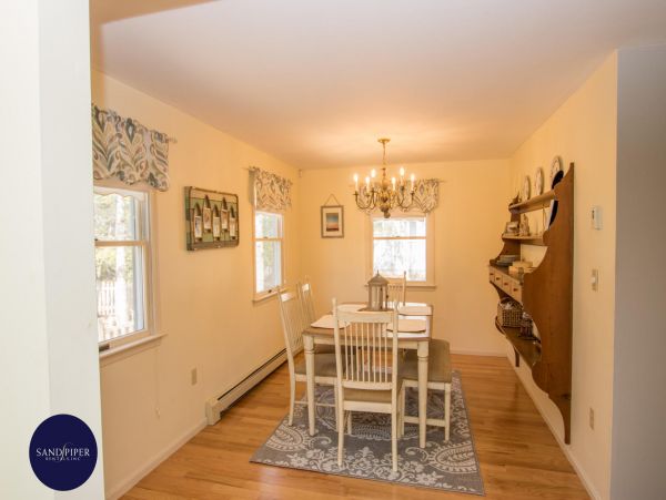 Cape Cod Home 995296
