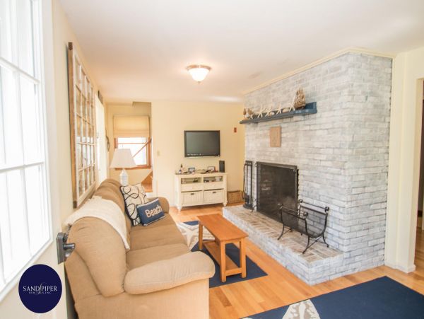 Cape Cod Home 995296