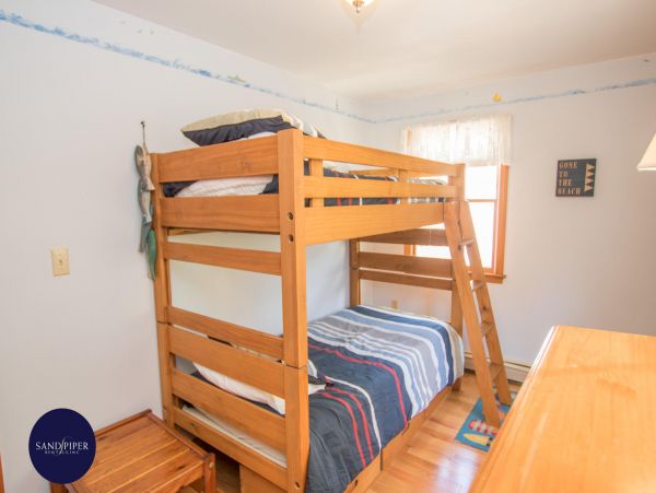 Cape Cod Home 995296