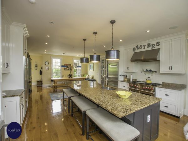 Cape Cod Home 995297