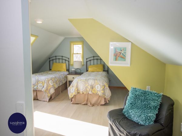 Cape Cod Home 995298