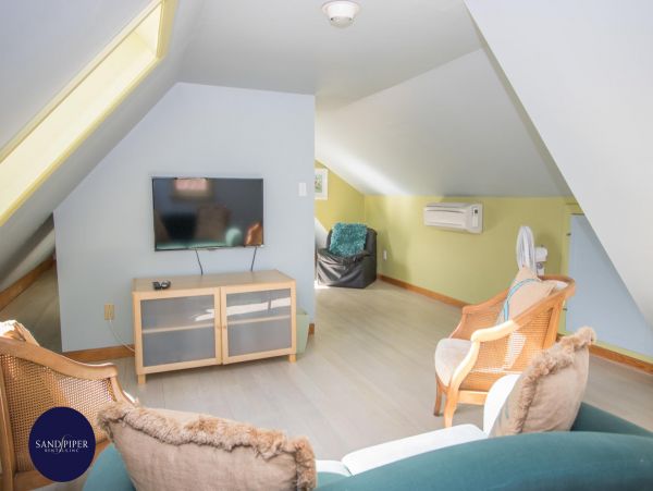 Cape Cod Home 995298