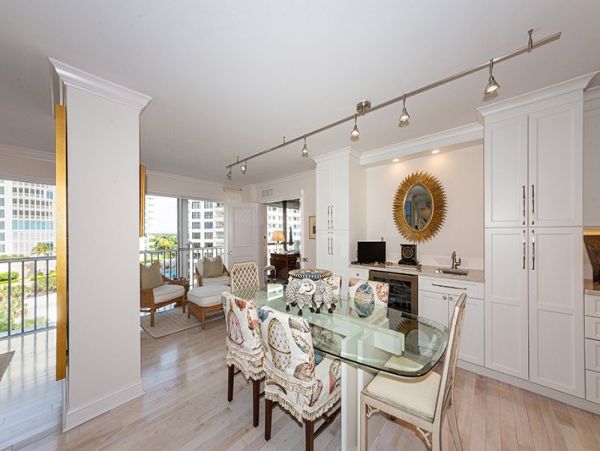 Beautiful Vacation Condo Walk to Beach In Naples Sleeps 6
