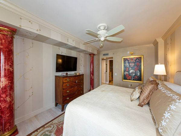 Beautiful Vacation Condo Walk to Beach In Naples Sleeps 6