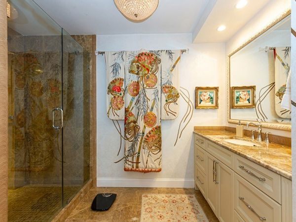 Beautiful Vacation Condo Walk to Beach In Naples Sleeps 6
