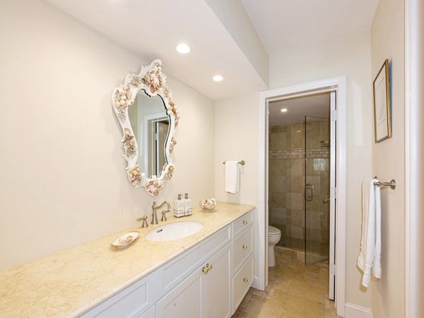 Beautiful Vacation Condo Walk to Beach In Naples Sleeps 6