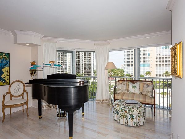 Beautiful Vacation Condo Walk to Beach In Naples Sleeps 6