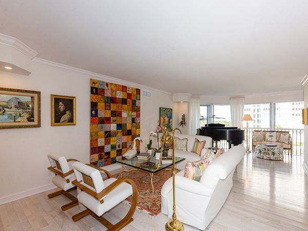 Beautiful Vacation Condo Walk to Beach In Naples Sleeps 6