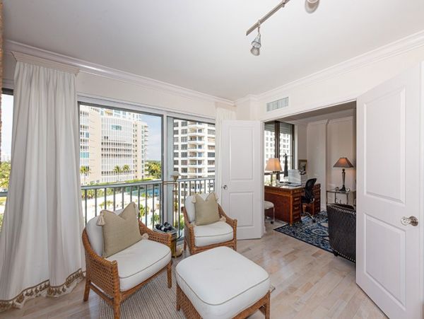 Beautiful Vacation Condo Walk to Beach In Naples Sleeps 6