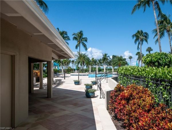 Beautiful Vacation Condo Walk to Beach In Naples Sleeps 6