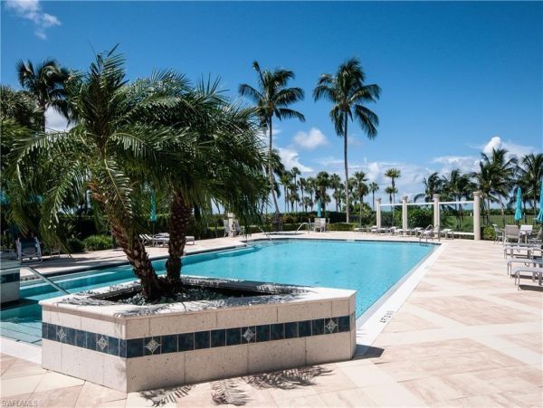 Beautiful Vacation Condo Walk to Beach In Naples Sleeps 6