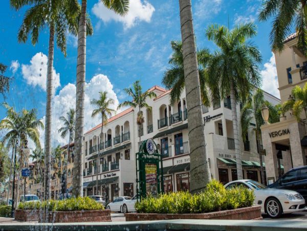 Beautiful Vacation Condo Walk to Beach In Naples Sleeps 6