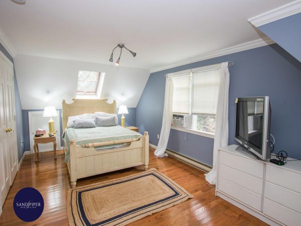 Cape Cod Home 995300