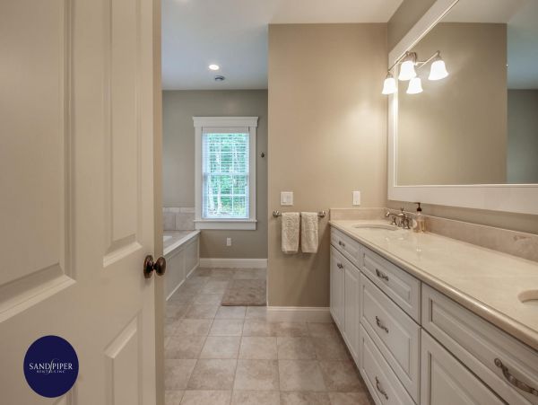 Cape Cod Home 995307