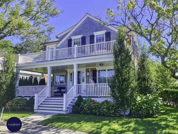 Cape Cod Home 995312