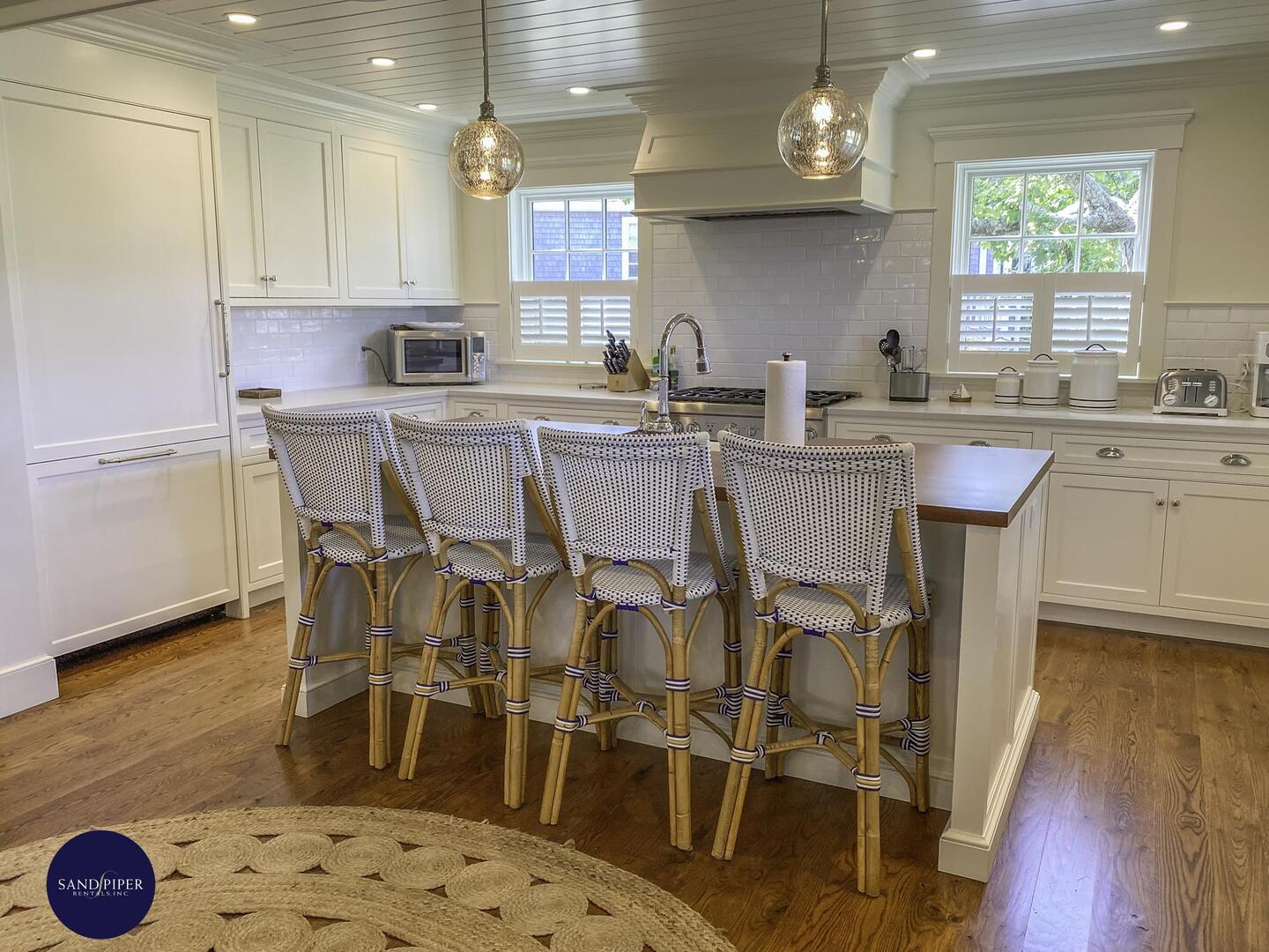 Cape Cod Home 995312