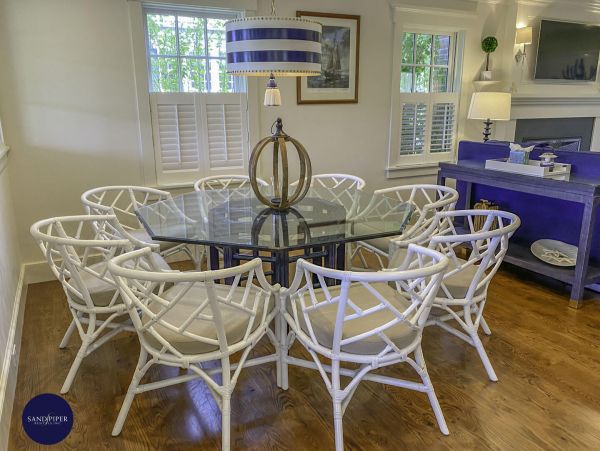Cape Cod Home 995312