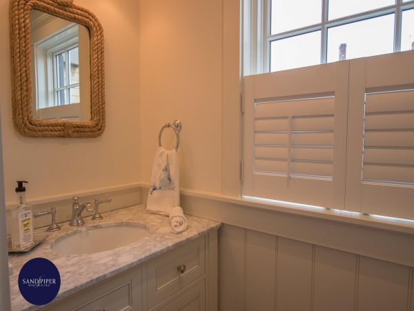 Cape Cod Home 995312