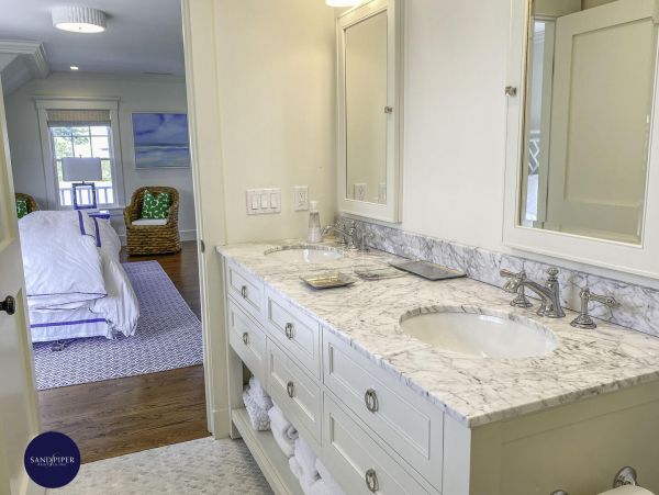 Cape Cod Home 995312