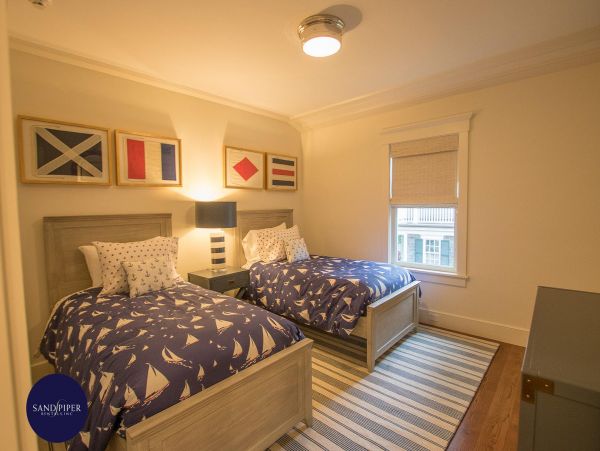 Cape Cod Home 995312