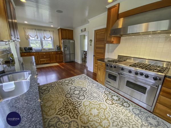 Cape Cod Home 995313