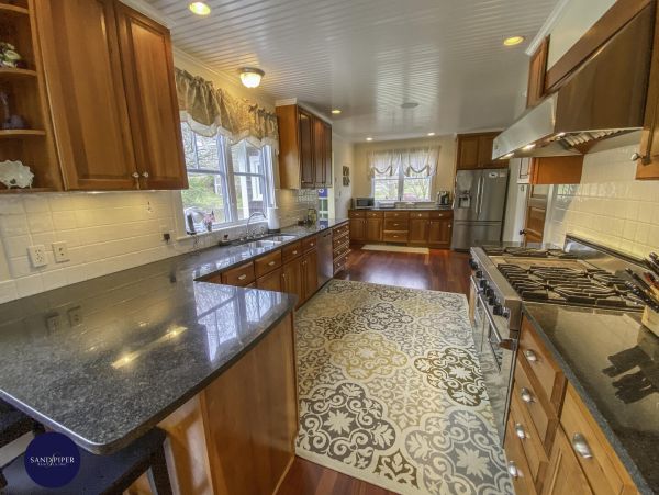 Cape Cod Home 995313