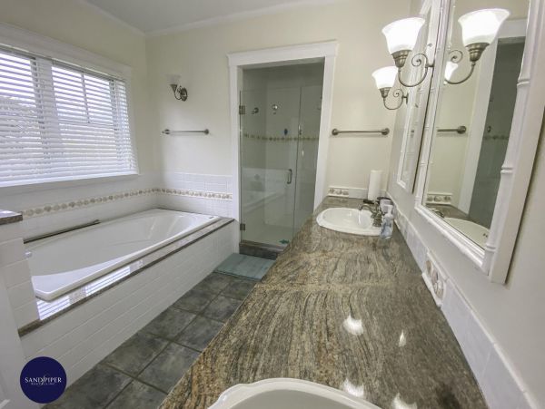 Cape Cod Home 995313