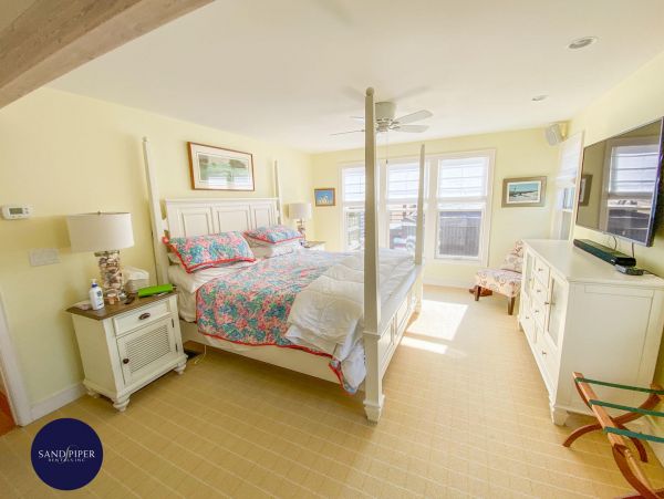 Cape Cod Home 995314