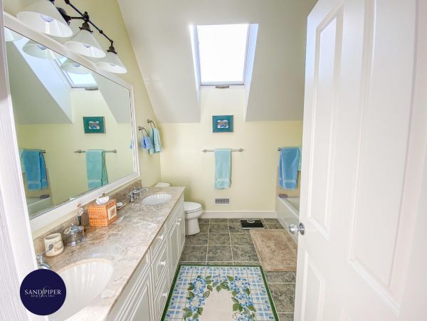 Cape Cod Home 995314