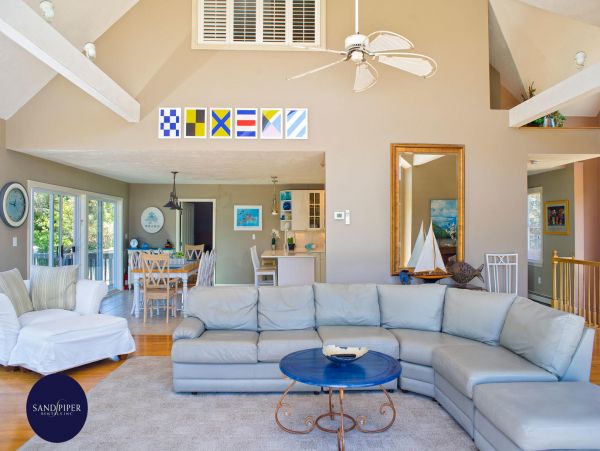 Cape Cod Home 995315