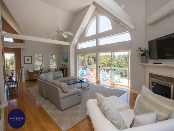 Cape Cod Home 995315