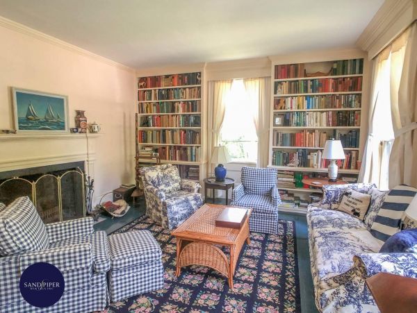 Cape Cod Home 995316