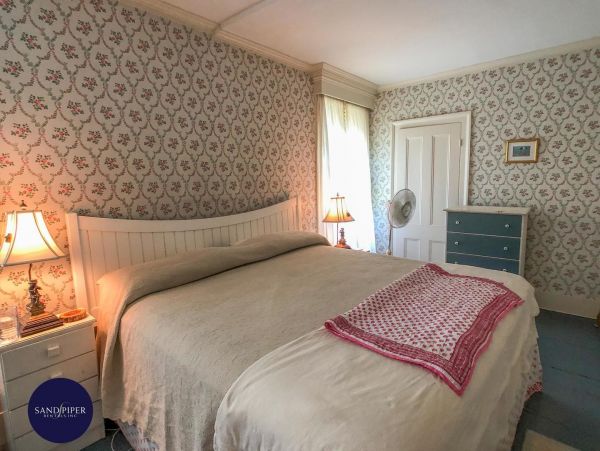Cape Cod Home 995316
