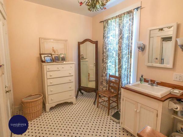 Cape Cod Home 995316