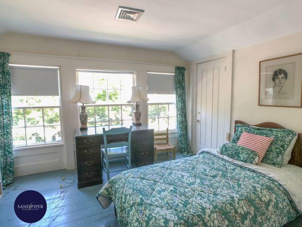 Cape Cod Home 995316