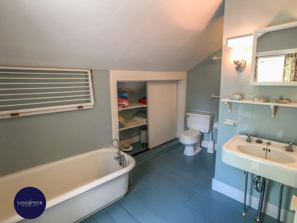 Cape Cod Home 995316