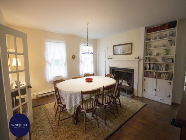 Cape Cod Home 995317