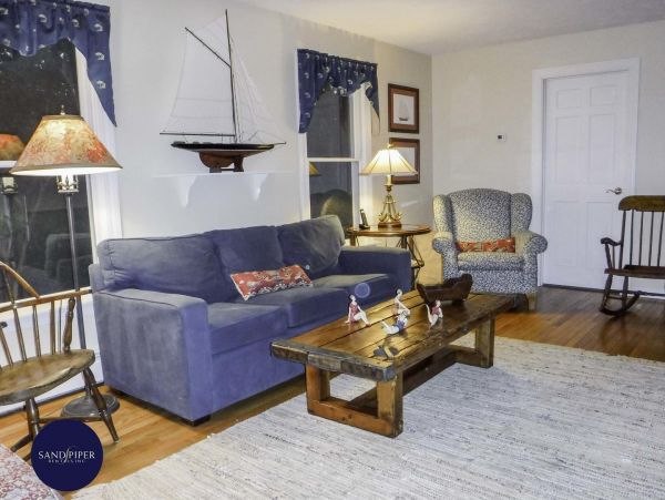 Cape Cod Home 995320