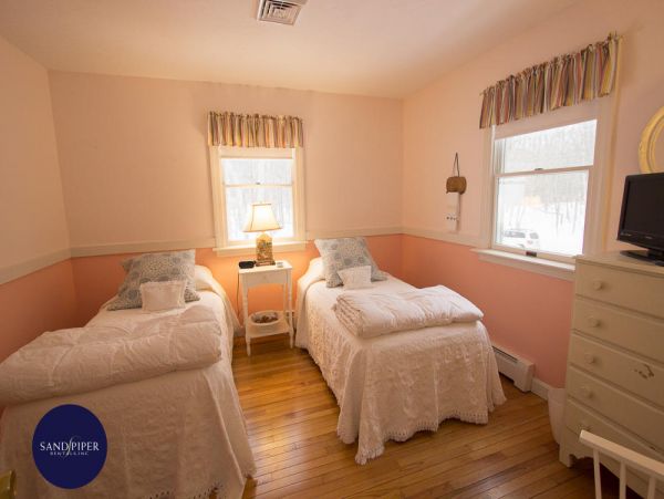 Cape Cod Home 995320