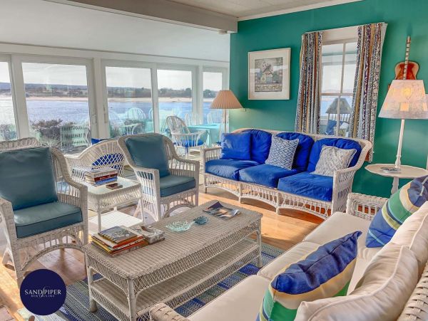 Cape Cod Home 995321